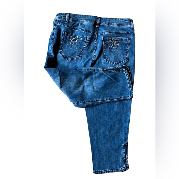 Christopher & Banks Denim Capri’s. Size 8 average. - Picture 4 of 4